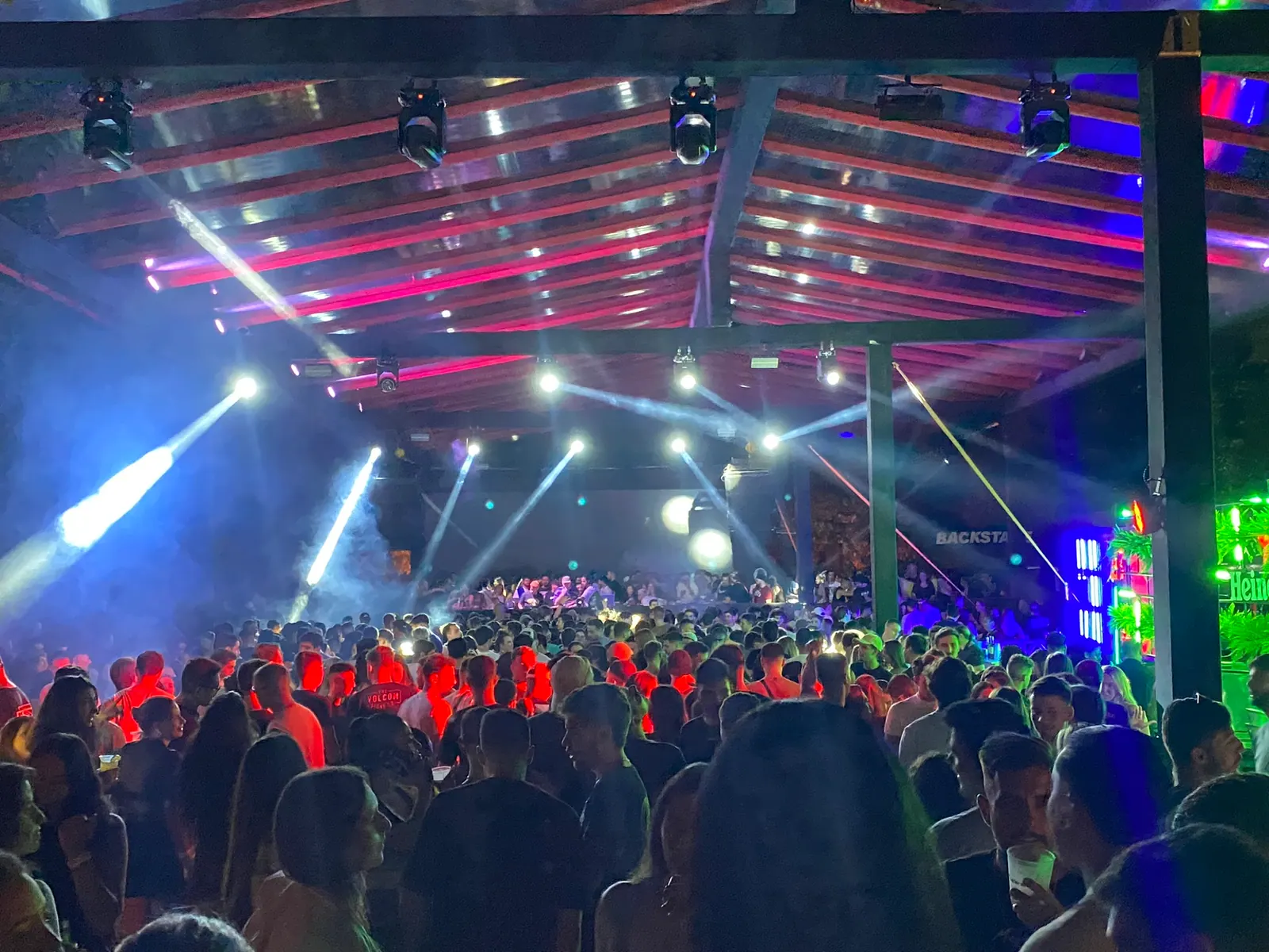 Público em evento noturno